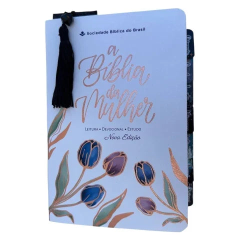 Capa do livro Biblia da Mulher de estudos branca tulipas com abas adesivas ARC + marca páginas glitter SBB