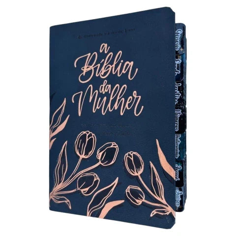 Capa do livro Biblia da Mulher de estudos Grande Preta aston com abas adesivas coladas NAA capa luxo SBB