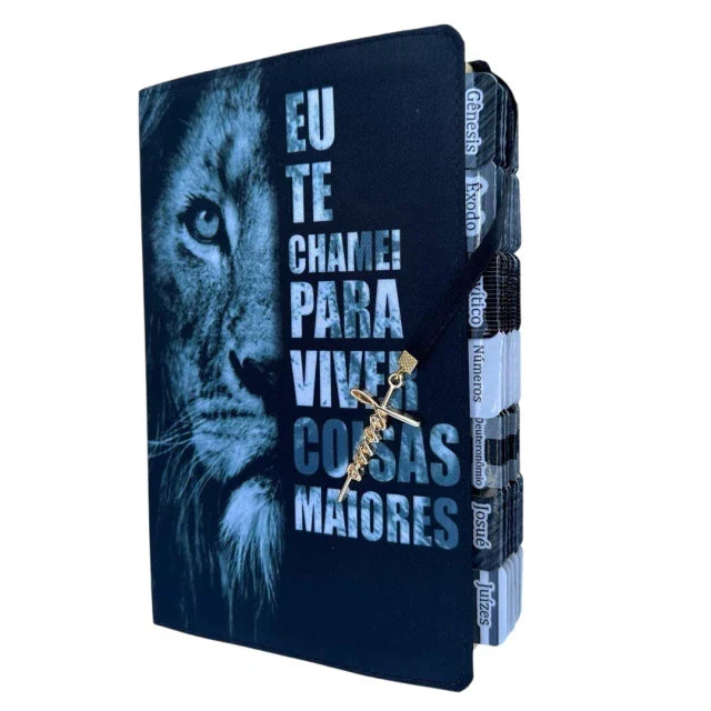 Capa do livro Bíblia Leão eu te chamei com pingente e abas adesivas já coladas